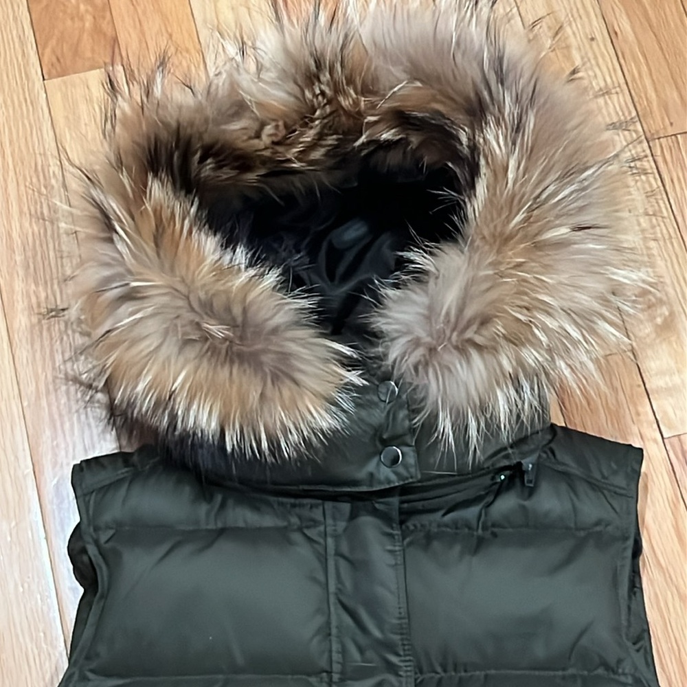 Like new - Theory down vest with raccoon fur trim. Removable hood, size M - Picture 8 of 12